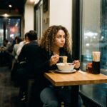 O Novo Autocuidado é um Fast-Food: Comer Sozinho Vira Tendência Entre Jovens