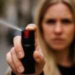 Projeto de lei propõe autorizar compra e porte de spray de pimenta por mulheres a partir dos 16 anos no Brasil